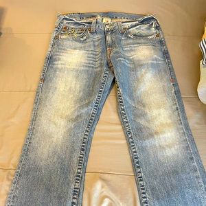 MEN’S TRUE RELIGION LIGHT DENIM STRAIGHT LEG JEANS W/ YELLOW STITCH; 34 WAIST
